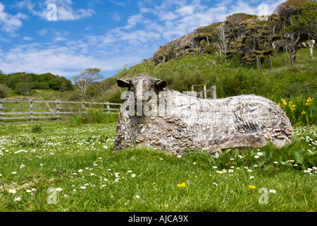 Skulptur eines Schafes aus Holz gefertigt Stockfoto