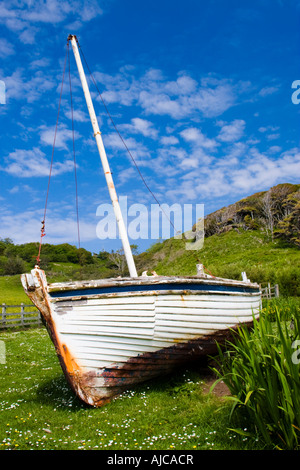 Ruderboot, gestrandet auf dem trockenen Stockfoto