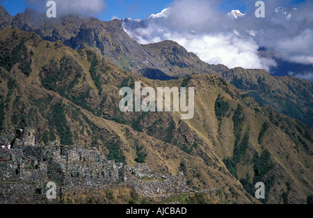 Ruinen auf dem Inka-Trail in der Nähe von Phuyopatamarca mit der Vilcabamba Bergkette jenseits Stockfoto