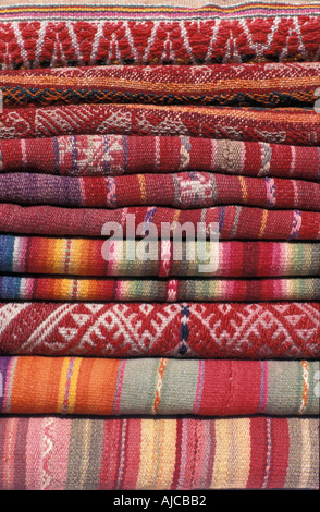 Stapel von Anden Stoffe aus Peru und Bolivien als verkauft in den Märkten von La Paz Bolivien und Cuzco und Pisac Peru Stockfoto