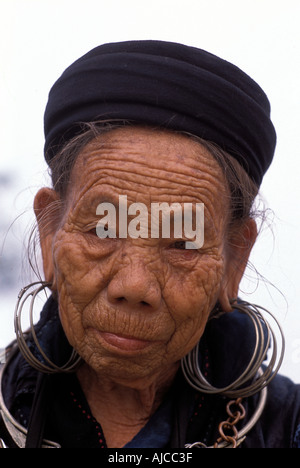 Frau aus der schwarzen Dao Dzao Bergvolk in markanten tribal Kostüm Sapa Vietnam Stockfoto