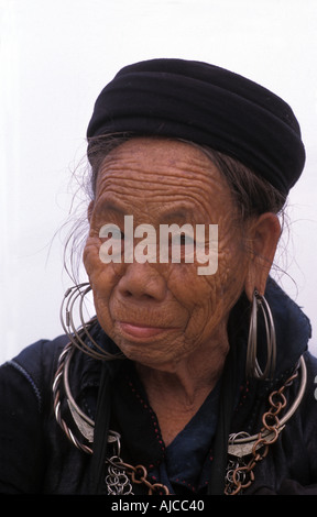 Frau aus der schwarzen Dao Dzao Bergvolk in markanten tribal Kostüm Sapa Vietnam Stockfoto