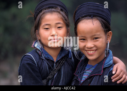 Mädchen aus der schwarzen Dao Dzao Bergvolk in markanten Tribal Kostüm Sapa Vietnam Stockfoto
