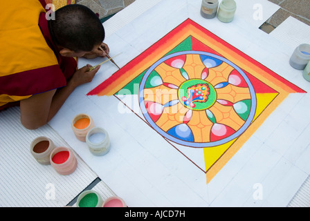 Tibetischer Mönch auf Sand Mandala arbeiten Stockfoto