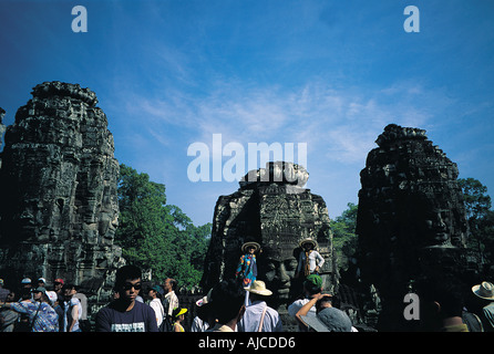 Touristen auf der Suche auf der Bayon Tempel Angkor Tom Siem Reap Kambodscha Se asia Stockfoto