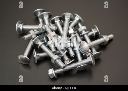 Nahaufnahme von Schrauben und Muttern für DIY hergestellt aus Eisen und Schraube zusammen Holz und Metall Stockfoto