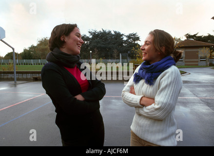 Marcq-En-Baroeul Frankreich zwei Mädchen im Teenageralter lachen Stockfoto