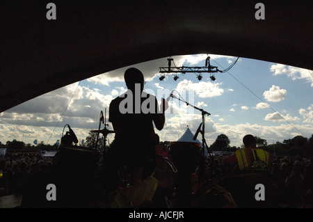 WOMAD Menschenmassen am neuen Standort in Wiltshire im Jahr 2007 die alternative World Music Festival jeden Sommer in Großbritannien passiert Stockfoto