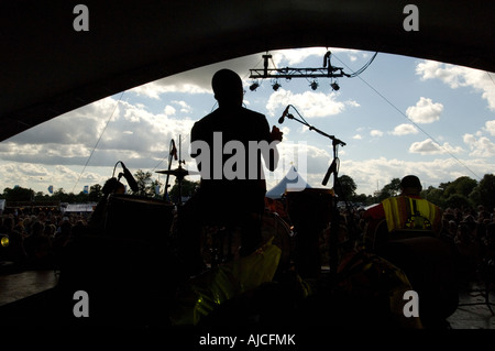 WOMAD Menschenmassen am neuen Standort in Wiltshire im Jahr 2007 die alternative World Music Festival jeden Sommer in Großbritannien passiert Stockfoto