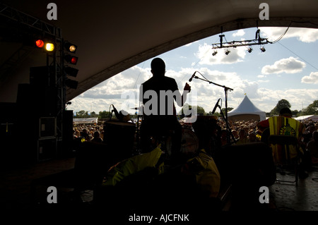 WOMAD Menschenmassen am neuen Standort in Wiltshire im Jahr 2007 die alternative World Music Festival jeden Sommer in Großbritannien passiert Stockfoto