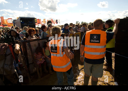 WOMAD Menschenmassen am neuen Standort in Wiltshire im Jahr 2007 die alternative World Music Festival jeden Sommer in Großbritannien passiert Stockfoto