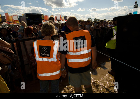 WOMAD Menschenmassen am neuen Standort in Wiltshire im Jahr 2007 die alternative World Music Festival jeden Sommer in Großbritannien passiert Stockfoto