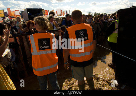 WOMAD Menschenmassen am neuen Standort in Wiltshire im Jahr 2007 die alternative World Music Festival jeden Sommer in Großbritannien passiert Stockfoto