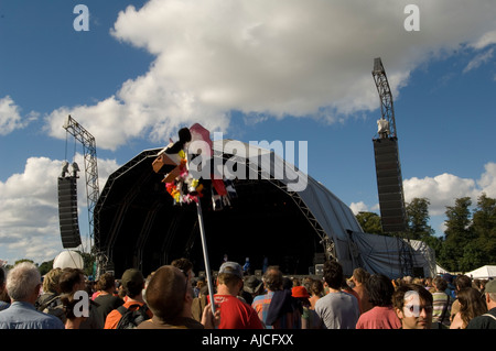 WOMAD Menschenmassen am neuen Standort in Wiltshire im Jahr 2007 die alternative World Music Festival jeden Sommer in Großbritannien passiert Stockfoto