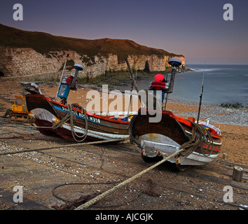 Alte traditionelle Fischerboote vertäut am North Landung an der Thornwick Bucht, Flamborough an der Ostküste, East Yorkshire, UK Stockfoto