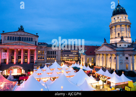 EU DE Deutschland Hauptstadt Berlin den sehr berühmten Weihnachtsmarkt auf dem Gendarmenmarkt mit Schauspielhaus Stockfoto