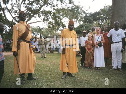 Zwei der Kabaka s Wachen eskortieren König von Buganda auf eine Funktion in Entebbe Uganda-Ost-Afrika Stockfoto