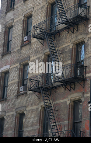 Feuerleiter an der Seite eines Wohnhauses in New York