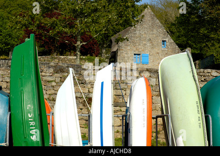 Kleine Boote im Hafen von Rosbras am Fluss Aven, Finistere, Bretagne, Bretagne, Frankreich Stockfoto