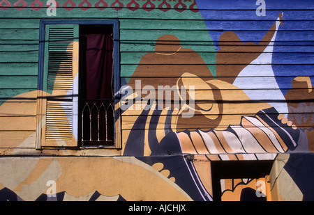 Tango-thematische Wandgemälde an der Wand eines typischen Holzhauses, La Boca, Buenos Aires, Argentinien Stockfoto