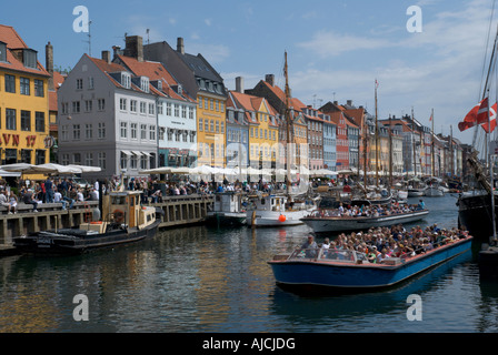 Nyhavn oder neuen Hafen, gebaut im Jahre 1673 in Kopenhagen. Auf ein heißer Frühling Feiertag mit vielen Menschen, die einen Drink genommen Stockfoto