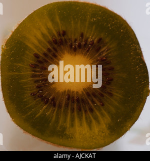 halb eine Kiwi in Scheiben geschnitten offene innere Kiwis Stockfoto