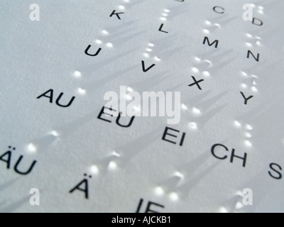 Braille Alphabet Detail vom Blatt der Blindenschrift hautnah Stockfoto