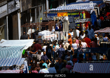 Petticoat Lane London England Menschen beim Einkaufen in Markt Stockfoto