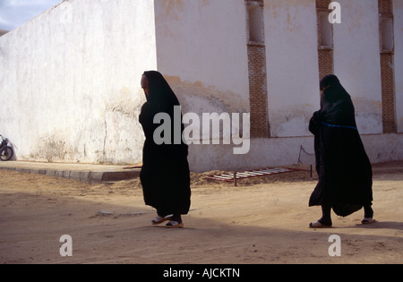 Tozeur Tunesien Trägerinnen Burkas Stockfoto