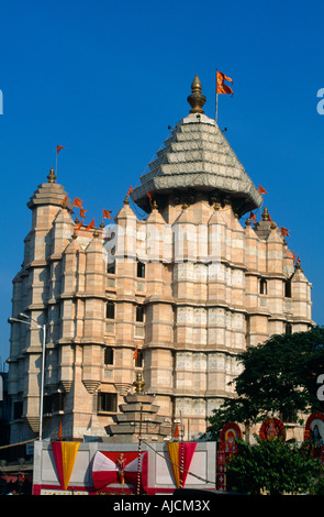 Mumbai Indien Shree Siddhivinayak Ganapati Mandir mit Safranflaggen (Bhagwa Dhwaj) Stockfoto