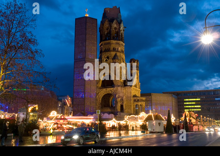 DE DEU Deutschland Hauptstadt Berlin Weihnachten Markt Breitscheidplatz und die Kaiser-Wilhelm-Gedaechtniskirche Stockfoto