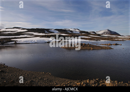 Panorama-Aufnahme von Schmelzwasser Pool und den Berg Bjolfur im Bereich von Fjardarheidi in der Nähe von Seydisfjordur East Island Stockfoto