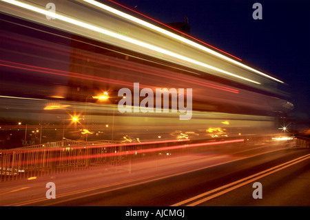Lichtspuren aus einem Bus in der Nacht Stockfoto