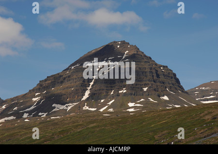 Eines der Studlah Gipfel über dem Dorf von Faskrudfjordur Osten Fjorde Region Ost-Island Stockfoto