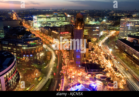 DE DEU Deutschland Hauptstadt Berlin Blick auf die City West, Kaiser Wilhelm Gedaechtniskirche und den Weihnachtsmarkt Stockfoto