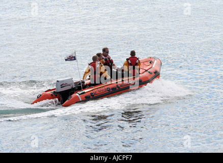 RNLI-Rettungsboot patrouillieren die Küstenlinie in Eastbourne Strand Sussex UK R N L ich inshore Rettungsboot Modell d 603 Stockfoto