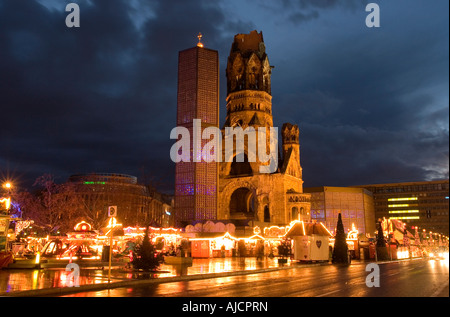 DE DEU Deutschland Hauptstadt Berlin Weihnachten Markt Breitscheidplatz und die Kaiser-Wilhelm-Gedaechtniskirche Stockfoto