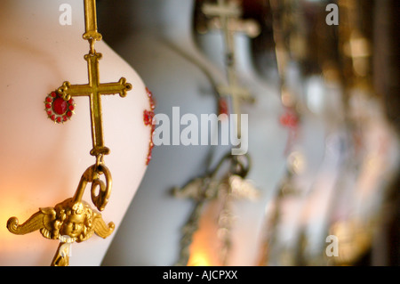 Die Laternen hängen über Jesus Ort der Ruhe in der Kirche von der Grabeskirche in Jerusalemer Altstadt Stockfoto