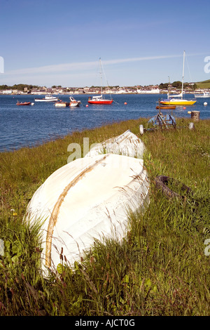 UK Nordirland County Down Strangford umgedrehten Boot Gras am Kai mit Blick auf Portaferry Stockfoto