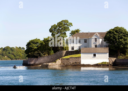 UK Nordirland County Down Strangford großes Haus mit Blick auf den Hafen Stockfoto