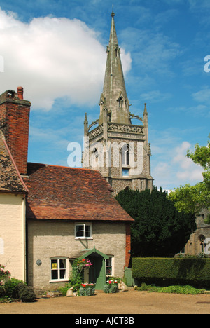 Dorfhüttengarten mit Turm der historischen Kirche Saint Mary's Parish, denkmalgeschütztes Gebäude der Kategorie I in Woolpit Suffolk East Anglia England Stockfoto