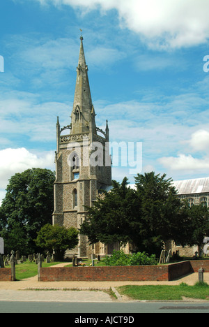 Woolpit Grade I denkmalgeschütztes Dorfpfarrkirche Gebäude mit historischem Turm und Turm aus dem 19. Jahrhundert an einem sonnigen blauen Himmel in East Anglia Suffolk England Stockfoto