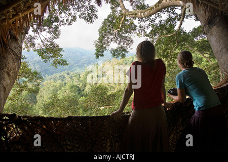 Frauen in einem Baumhaus an der Gibbon Erfahrung in der Nähe von Huay Xai auf dem Mekong Fluss in der Nähe der Laos/thailändischen Grenze Stockfoto