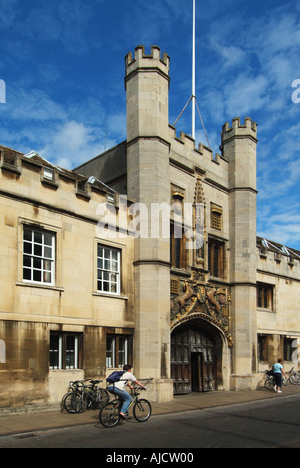 Eingang zum Christ's College Great Gate aus dem 18. Jahrhundert in der St. Andrew's Street, Teil der University of Cambridge Cambridgeshire England Großbritannien Stockfoto