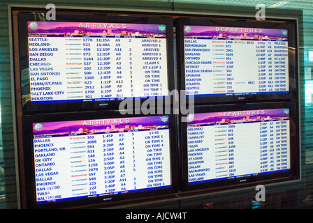 CRT-Monitore am Flughafen für Abfahrts-und Ankunftszeiten Stockfoto