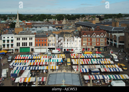 Universitätsstadt Cambridge Blick hinunter auf den Marktplatz und Stände Stockfoto