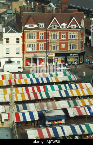 Universitätsstadt Cambridge Blick hinunter auf den Marktplatz und Stände Stockfoto