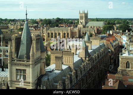 Cambridge Universität Stadt Aussicht von der Dachterrasse in Richtung Trinity College von Türmen und Kirchturm Stockfoto