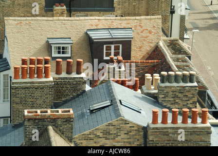 Suchen von oben nach unten an der großen Konzentration der Schornstein Töpfe fliesen Dachfenster Dachgauben führen Flachdach künstliche Schiefer Cambridge England Großbritannien Stockfoto