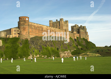 Bamburgh Castle stehend auf einem Basalt am Rande der Nordsee an der Northumberland Küste England Stockfoto